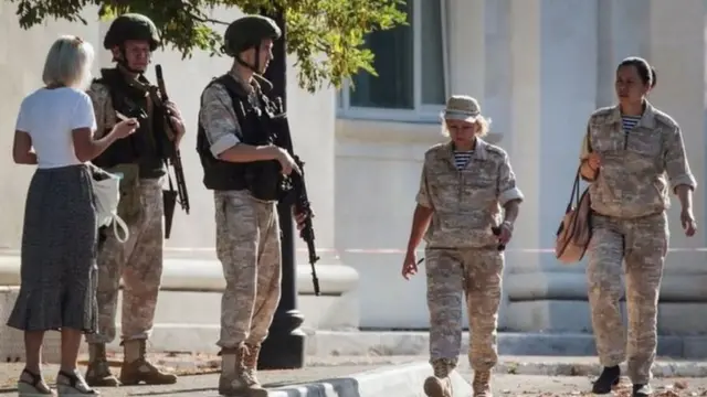 रूसी नौसेना के जवान क्राइमिया में चौकसी करते हुए हुए