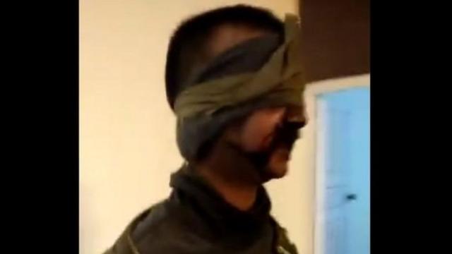 กระทรวงสารสนเทศปากีสถานเผยแพร่ (ก่อนที่จะลบทิ้ง) วิดีโอที่แสดงให้เห็นหนึ่งในนักบินอินเดียที่กองทัพปากีสถานบอกว่าจับกุมไว้ได้