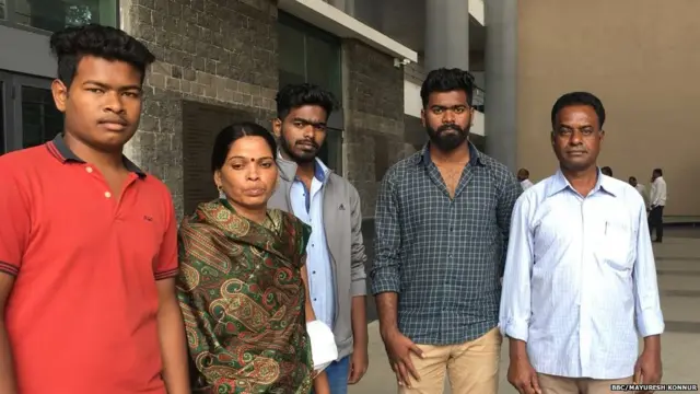 अशोक आणि रमा आठवले कुटुंबासोबत