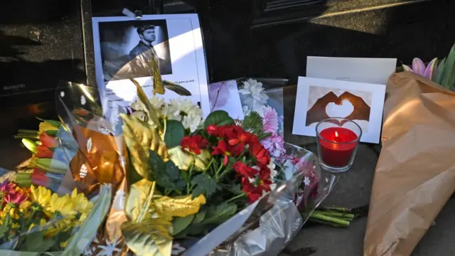 悼念民众在乔治·迈克尔牛津郡家门外留下的照片与花束（26/12/2016）