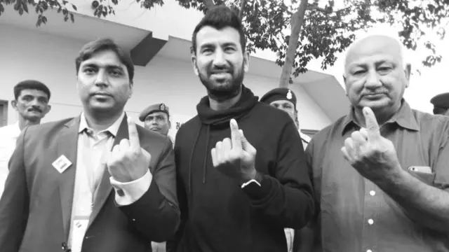 લોકશાહીની પૂજા : ભારતીય ટેસ્ટ ક્રિકેટર ચેતેશ્વર પૂજારાએ (વચ્ચે) તેમના પિતા અરવિંદભાઈ પૂજારા (જમણે) અને રાજકોટના કલેક્ટર વિક્રાંત પાંડે (ડાબે) સાથે મતદાન કર્યું હતું