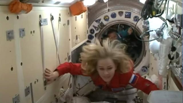 عبور فريق التصوير الروسي من المركبة إلى محطة الفضاء الدولية