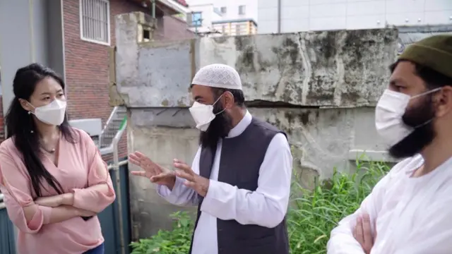 대구 대현동 이슬람 사원 건축 공사장에서 무슬림 유학생들이 BBC 기자에게 자신들의 상황을 설명하고 있다