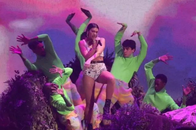 Дуа Ліпа з танцюристами на сцені