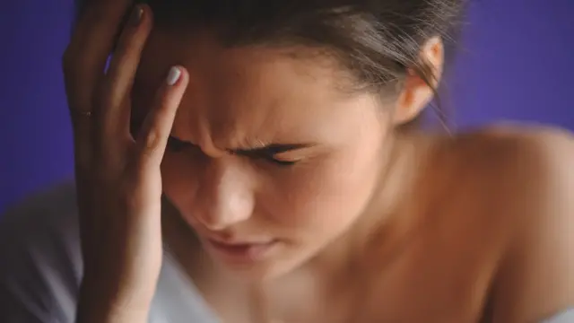 Mujer con la mano en la cabeza