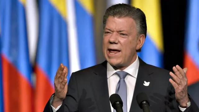 Juan Manuel Santos dando un discurso