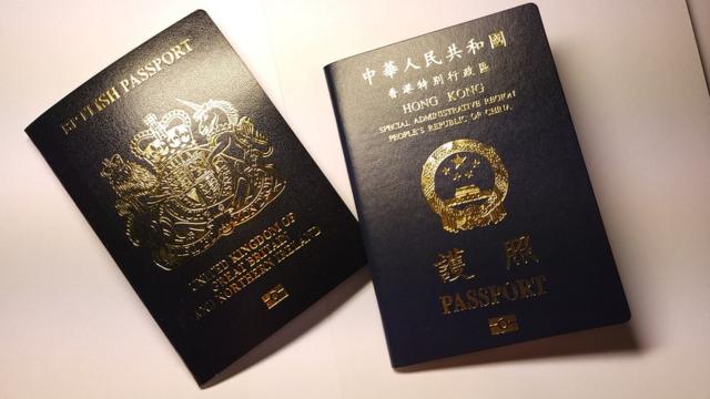 脫歐後之英國護照（左）與中國香港特區護照（右）