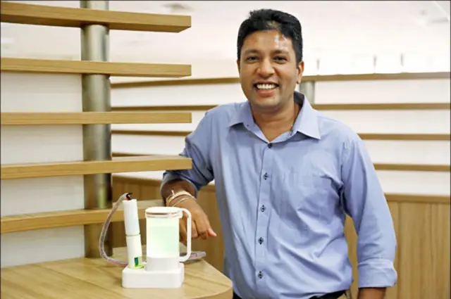 Nimesha Ranasinghe posa con uno de los utensilios que creó.