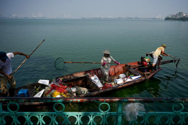 Nhân viên vệ sinh môi trường vớt rác ở Hồ Tây, Hà Nội