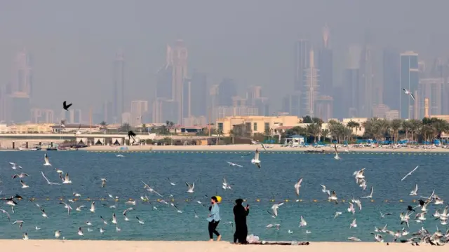 Vue générale de la plage et de la ligne d'horizon à Dubaï, février 2021