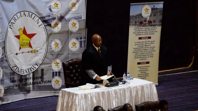 ముగాబే రాజీనామా పత్రాన్ని చదువుతున్న స్పీకర్