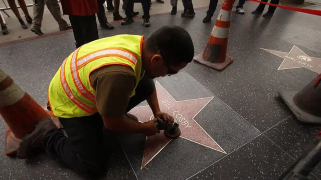 Hombre limpiando estrella de Bill Cosby en el Paseo de la Fama