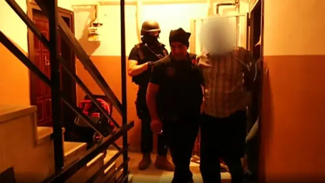 بي بي سي تابعت لقاء في سوريا بين مسلح وضحية له