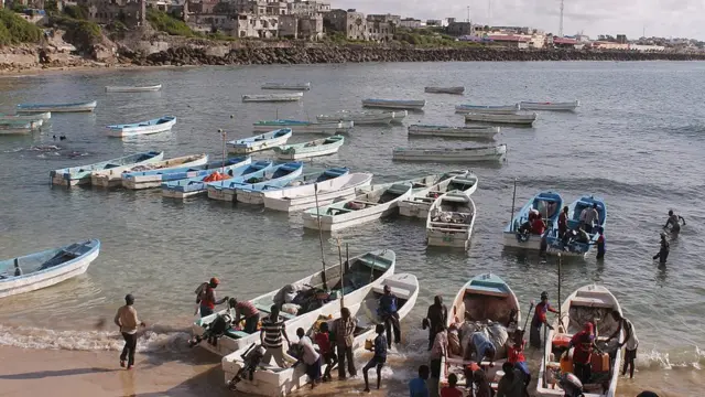 Doomo kalluumeysato oo taagan xeebaha Muqdisho