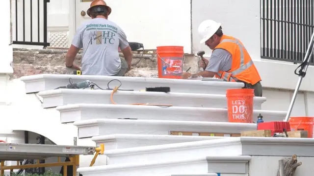 Замена ступенек лестницы Южного портика Белого дома