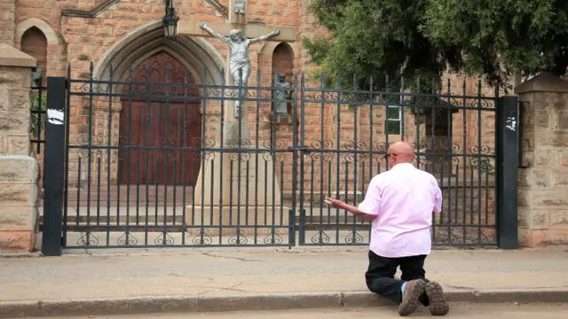 Nin ku cibaadeysanaya kaniisad xiran horteeda