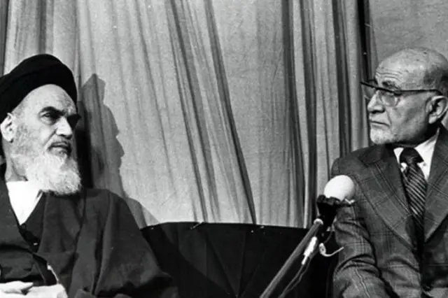 مهدی بازرگان (راست) در کنار آیت‌الله خمینی