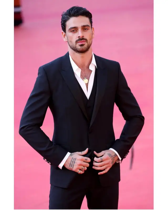 L'acteur Michele Morrone a joué le rôle d'un chef mafieux fumant dans le film 365 jours