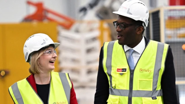 A primeira-ministra Liz Truss e ochanceler do Tesouro Kwasi Kwarteng durante uma visita a Berkeley Modularcorinthians e ceara palpiteNorthfleet Kent.