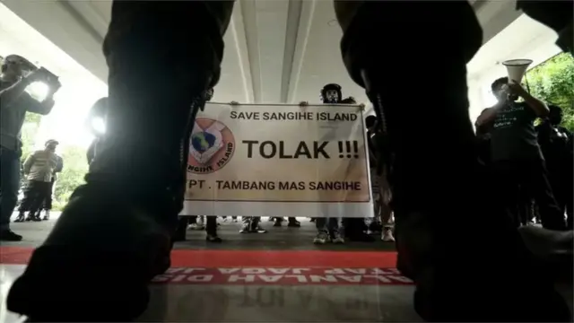 Sejumlah aktivis membentangkan spanduk tuntutan aksi di Kantor Gubernur Sulut, Manado, Sulawesi Utara, Senin (21/06), tahun lalu.