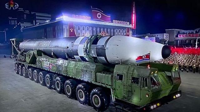 북한이 지난해 10월 10일 노동당 창건 75주년을 맞아 열병식을 개최하고 신형 ICBM 추정 무기를 공개했다