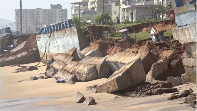 విశాఖలో తీరం కోత తీవ్రతకు అద్దం పడుతున్న ఫొటో