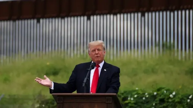 Трамп ўтган йили чегарадаги деворнинг тугалланмаган қисмида туриб нутқ сўзлади.