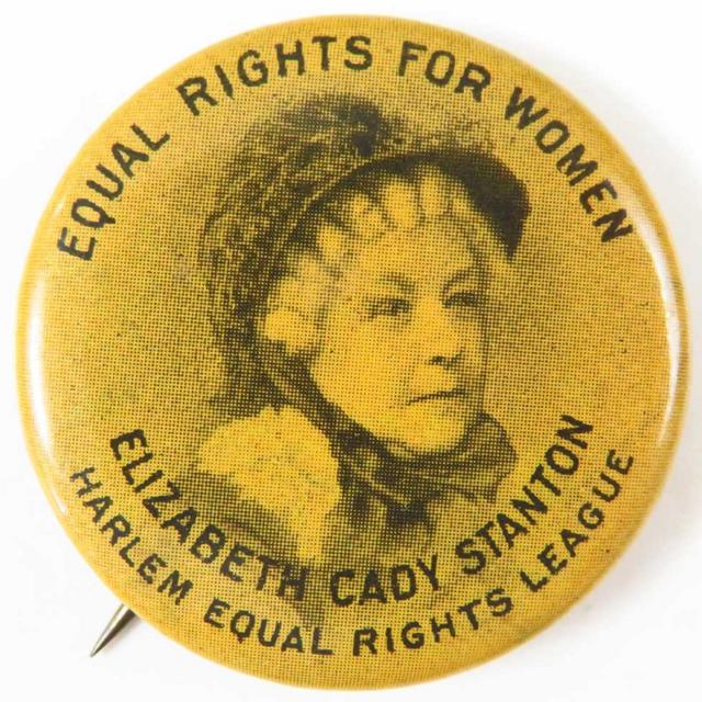 Chapa en amarillo y negro con una imagen de Elizabeth Cady Stanton en la que se lee "Igualdad de derechos para las mujeres, Liga de Harlem por la igualdad de derechos", 1900.