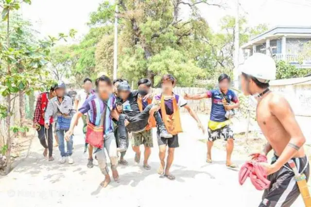 ဧပြီလ ၁ ရက်နေ့က ဒဏ်ရာရလူနာတစ်ဦးကို သယ်ယူလာစဥ်