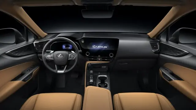 لکسوس NX یک نمایشگر ۱۴ اینچی لمسی دارد که می‌توان آن را با فرمان‌های صوتی کنترل کرد