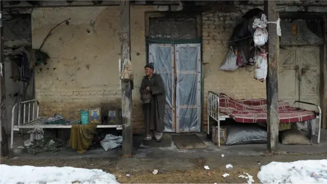 Un vieillard dans un centre de quarantaine