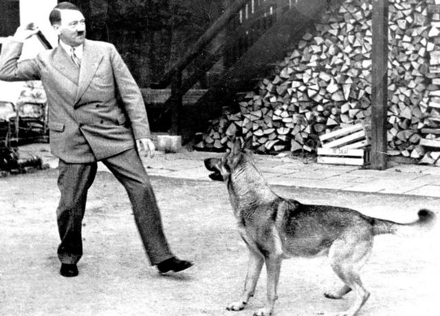 Hitler jugando con un perro