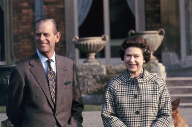 El príncipe Felipe y la reina Isabel II en la finca de Balmoral, en febrero de 1982.