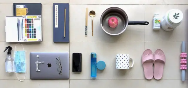 • این عکس را سیبی چن از کشور چین فرستاده است و به گفته خانم زوکوتی حاوی اقلامی است که در بسیاری از عکس‌ها دیده می‌شود: تقویت‌کننده ویتامینی (ردیف بالا، راست)، مکمل‌های طبیعی، و تجهیزات ورزشی به عنوان چیزی که اخیرا وارد خانه شده است