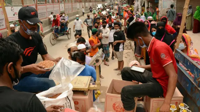 ঢাকায় ন্যায্যমূল্যের পণ্যসামগ্রী কেনার জন্য দীর্ঘ লাইন। এখানে সামাজিক দূরত্ব মেনে চলার বালাই নেই।