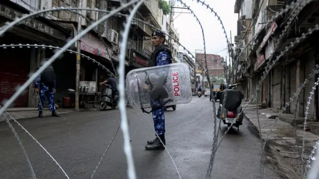 Srinagar sokaklarında barikat