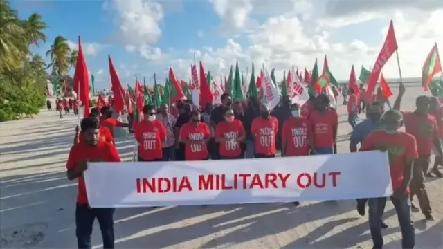 గతంలో మాల్దీవులకు భారత ప్రభుత్వం రెండు హెలీకాప్టర్లు, ఒక విమానాన్ని బహుమతిగా ఇచ్చింది.