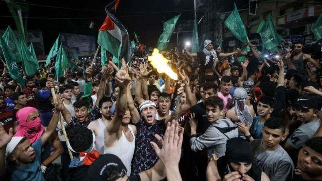 Palestinos comemoram o cessar-fogo intermediado pelo Egito entre Israel e o movimento islâmico Hamas, na Cidade de Gaza