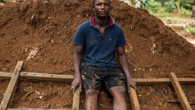 عبدول منساراي يجلس على السلم الذي استخدمه للنجاة من الفيضان