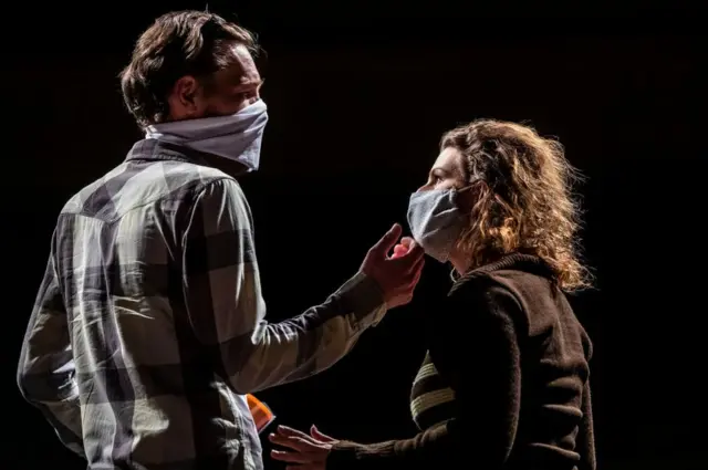 Актеры в чешском театре играют на сцене в масках