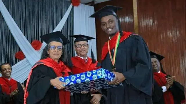 Dr. Sanyii Qajeelaa guyyaa eebbaa wayita badhaasa fudhatu