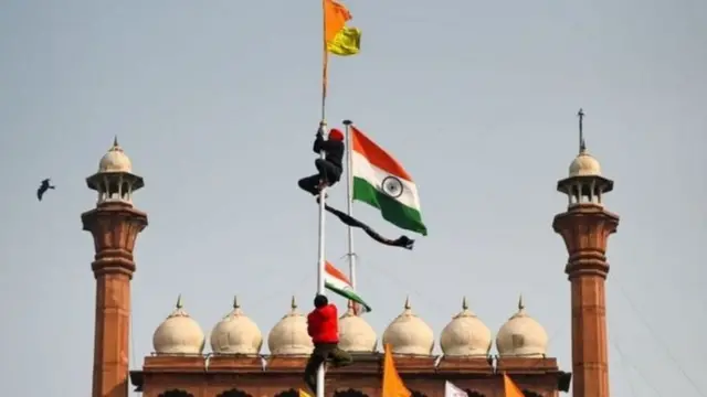 પ્રદર્શનકારી ખેડૂતોએ 26 જાન્યુઆરીના લાલ કિલ્લા પર શીખ ધર્મનો ઝંડો ફરકાવ્યો હતો