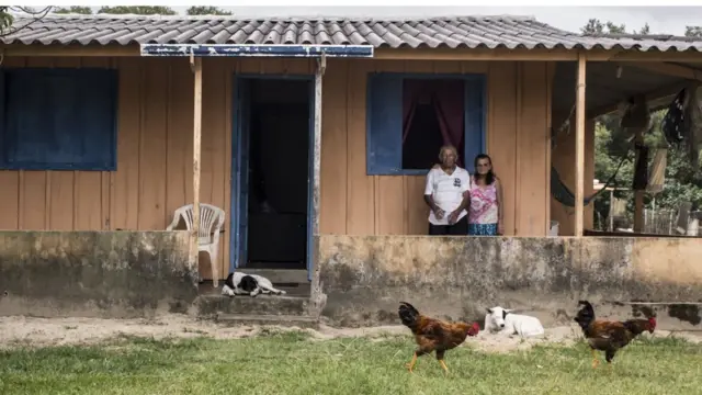 Seu Vitor e Dona Tereza emestrela bet melhores jogoscasa, na Barra do Una, comunidade caiçara dentro do Parque Estadual da Jureia,estrela bet melhores jogosSP