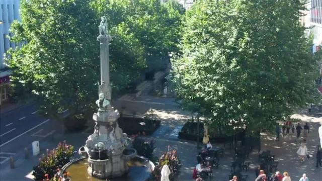 ఫౌంటెన్ నిర్మాణం కోసం విరాళాల సేకరణకు దాదాపు 40 ఏళ్లు పట్టింది