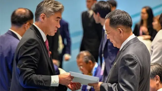 री योंग हो, डोनल्ड ट्रंप की चिट्ठी लेते हुए