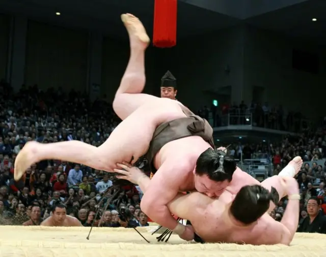 Lucha de sumo. (Foto: JIJI PRESS/AFP/Getty Images)