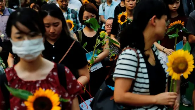 香港殡仪馆外悼念梁凌杰之群众手持向日葵致祭（11/7/2019）