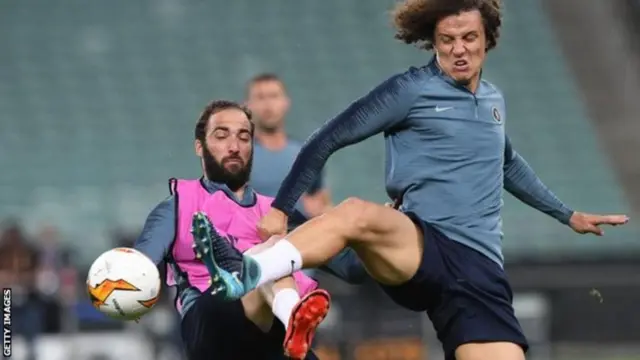 غونزالو هيغوايين (يسار)، وديفيد لويز تراشقا بالألفاظ بعد التحام أثناء التمرين