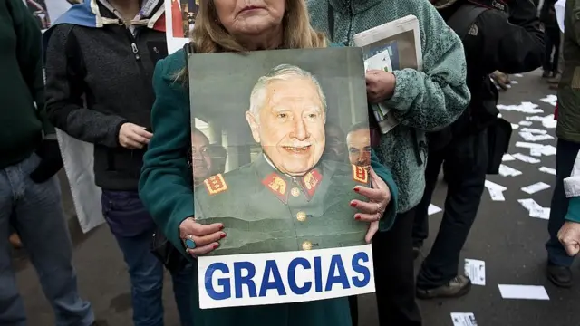 Foto de simpatizante de Pinochet.