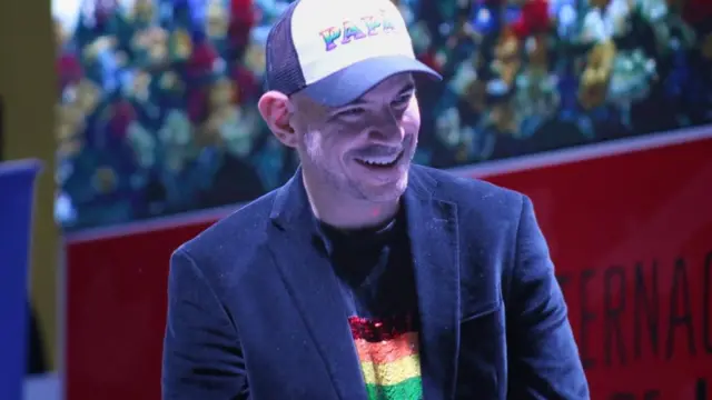 Ricardo Morán con un gorro que dice "papá".